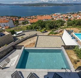 4 bedroom villa with infinity pool and sea views in Crikvencia, Rijeka, sleeps 8
